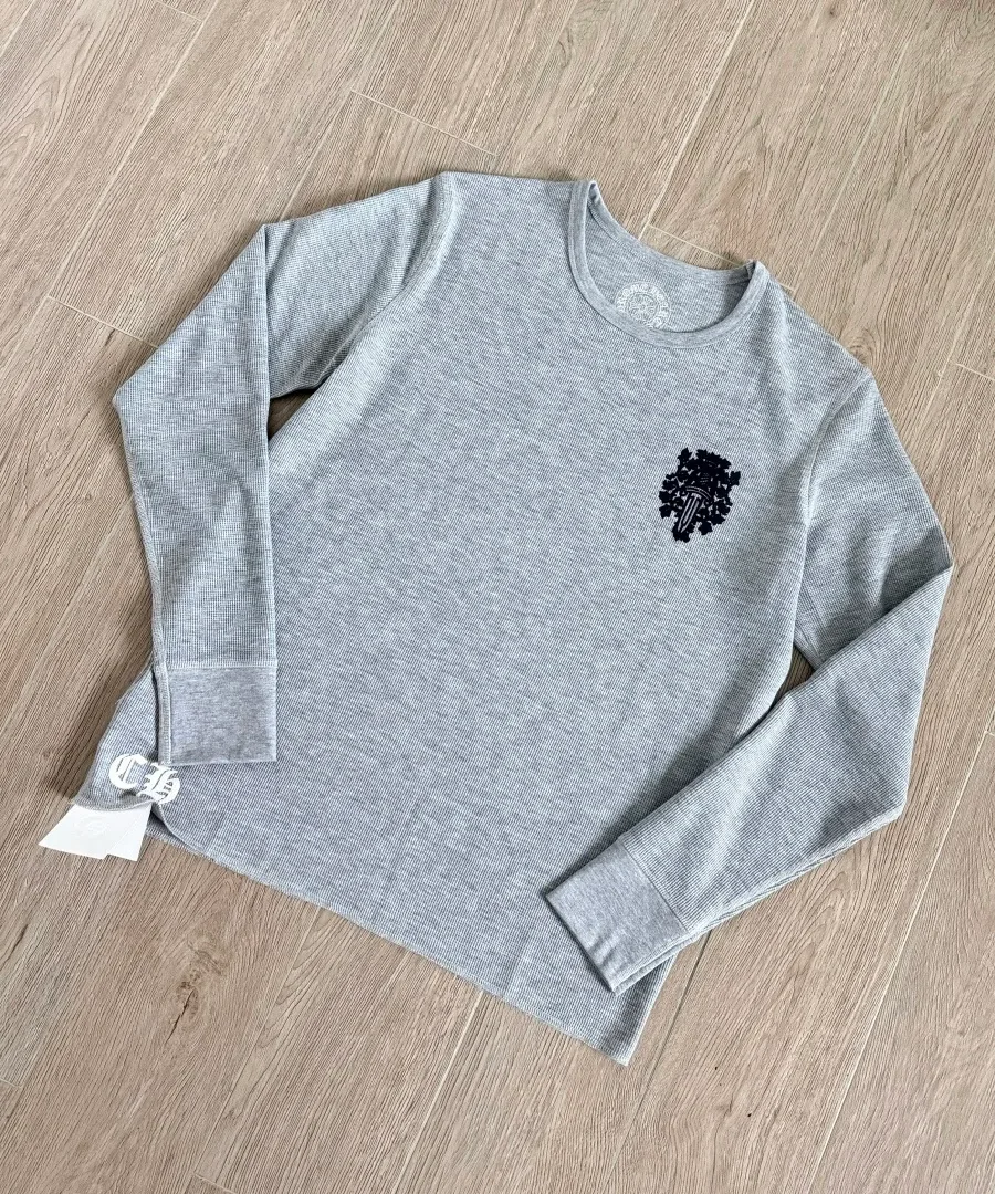 Серый лонгслив Chrome Hearts из вафельного трикотажа, вид спереди под углом