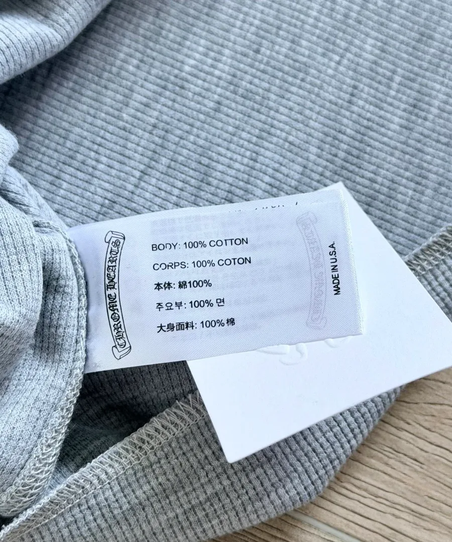 Ярлык с составом 100% хлопок на сером лонгсливе Chrome Hearts