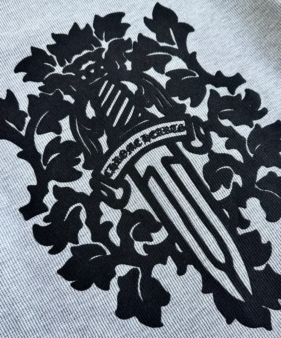 Крупный план черного готического принта на спине лонгслива Chrome Hearts