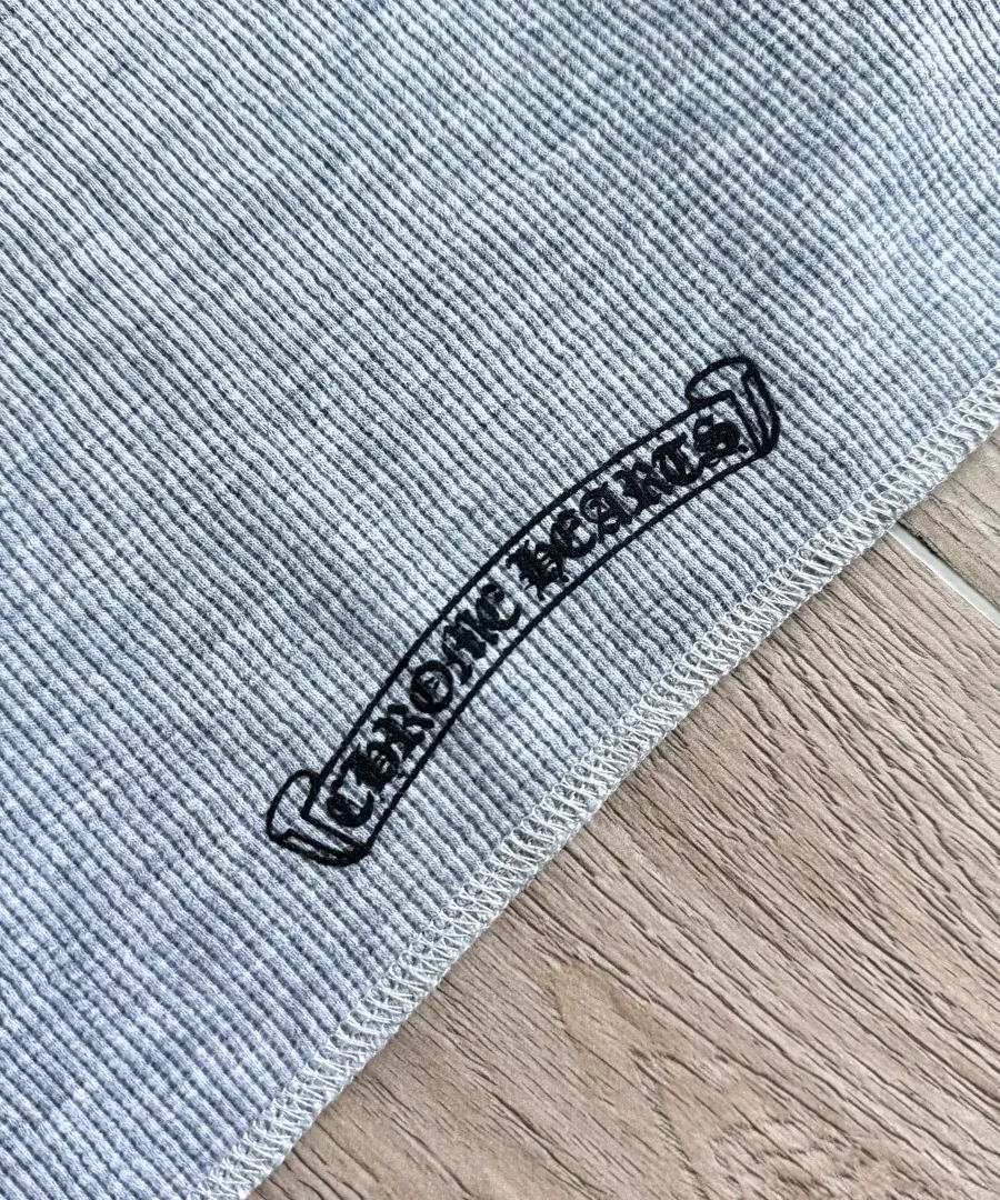 Вышивка с названием бренда Chrome Hearts на нижнем крае сзади