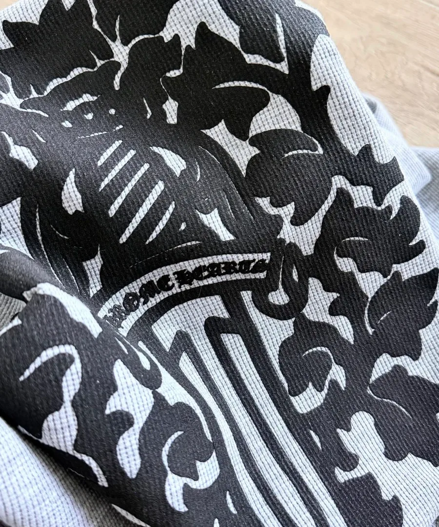 Текстура вафельной ткани и принт лонгслива Chrome Hearts