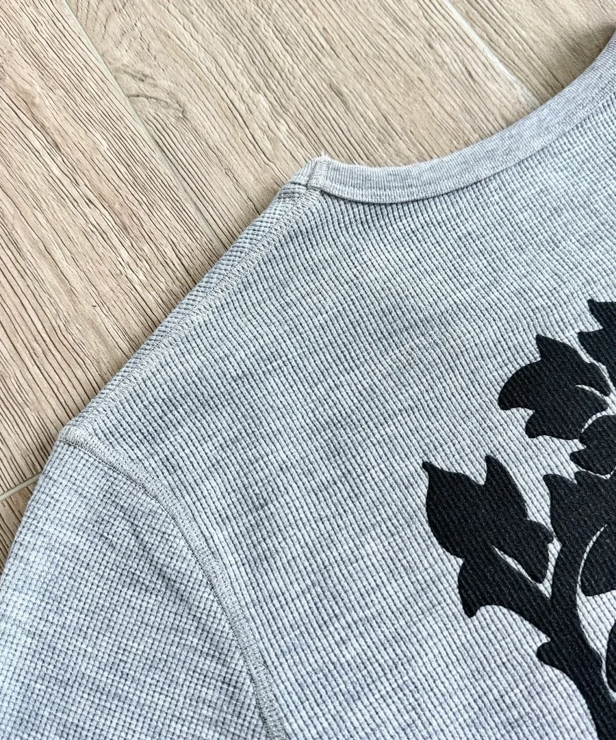 Задняя часть горловины и принт на спине лонгслива Chrome Hearts