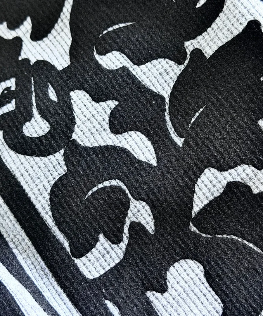 Крупный план готического орнамента принта Chrome Hearts