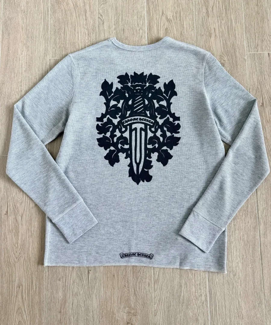 Серый лонгслив Chrome Hearts с принтом кинжала на спине, вид сзади