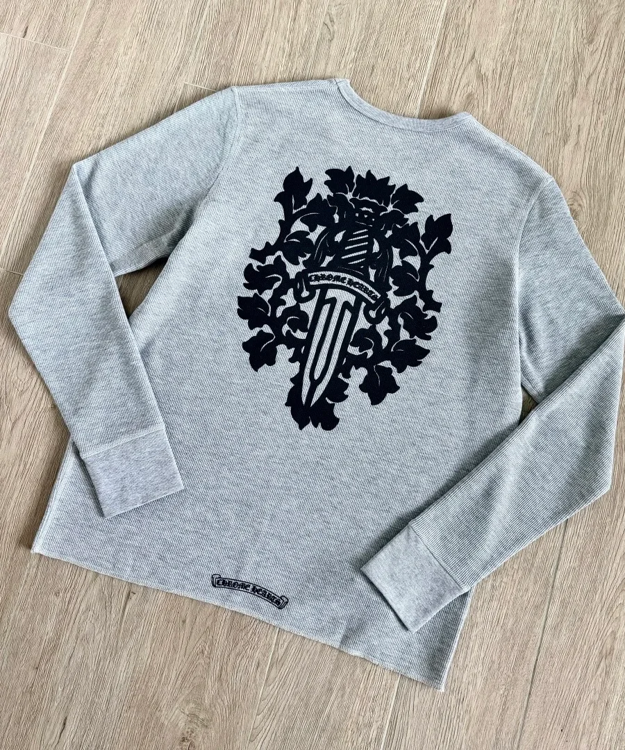 Серый вафельный лонгслив Chrome Hearts, вид сзади под углом