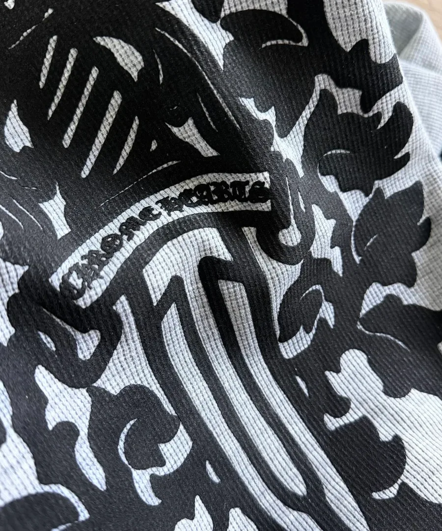 Крупный план черного принта с кинжалом на сером вафельном лонгсливе Chrome Hearts