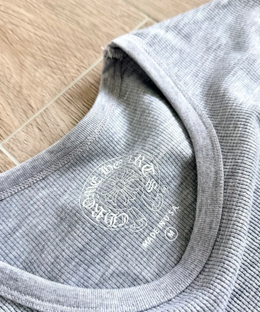 Круглый вырез горловины серого лонгслива Chrome Hearts с внутренним принтом бренда