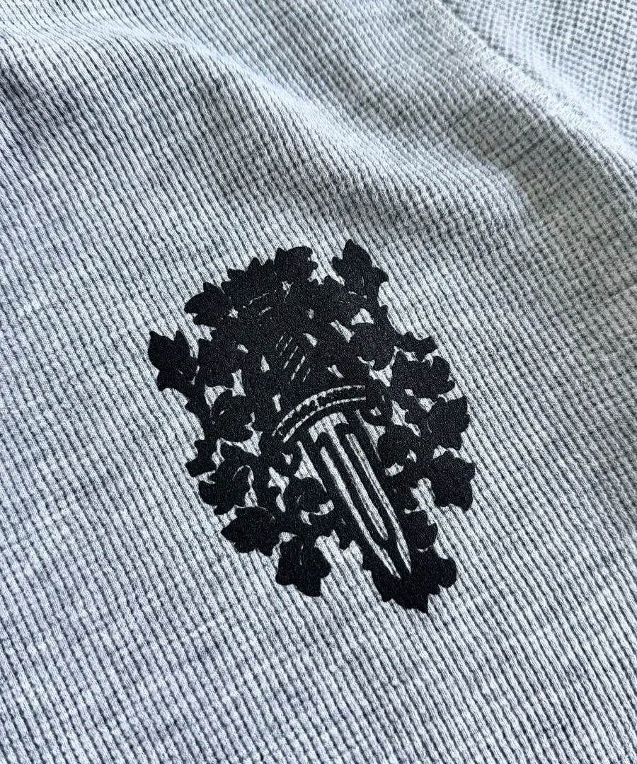 Принт с кинжалом и орнаментом на груди серого лонгслива Chrome Hearts