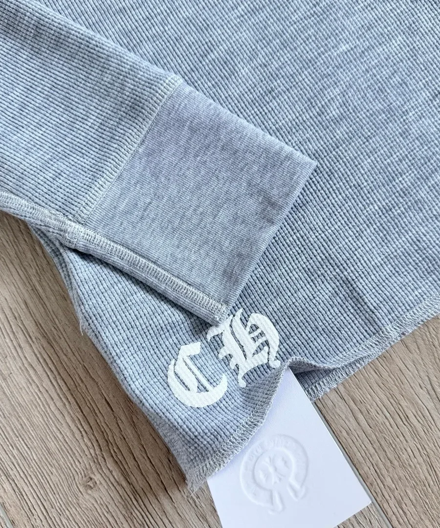 Манжет рукава серого лонгслива Chrome Hearts с белой вышивкой CH