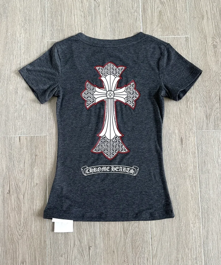 Вид сзади: футболка Chrome Hearts с принтом креста на спине