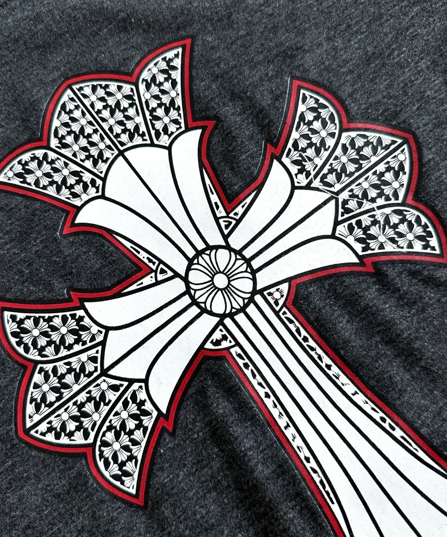 Узорчатый крест на спине футболки Chrome Hearts