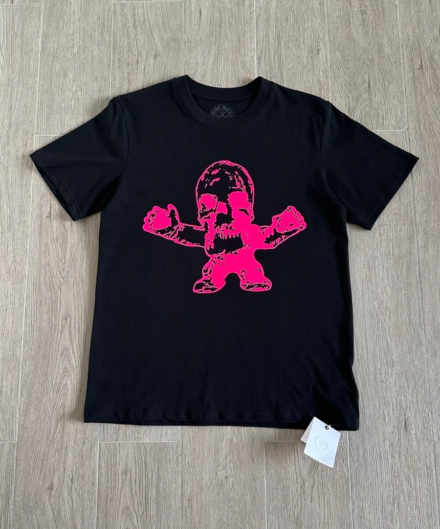 Черная футболка Chrome Hearts с розовым принтом Foti спереди