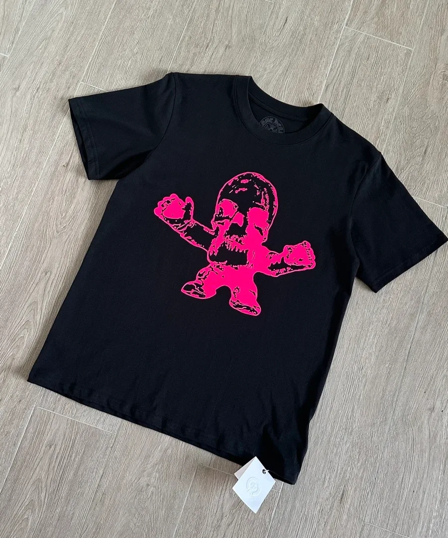 Черная футболка Chrome Hearts с розовым принтом Foti под углом