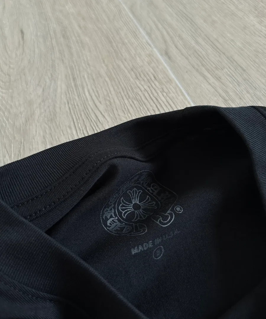 Внутренний брендинг на горловине черной футболки Chrome Hearts