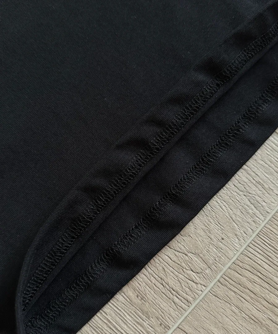Двойная строчка на подоле черной футболки Chrome Hearts