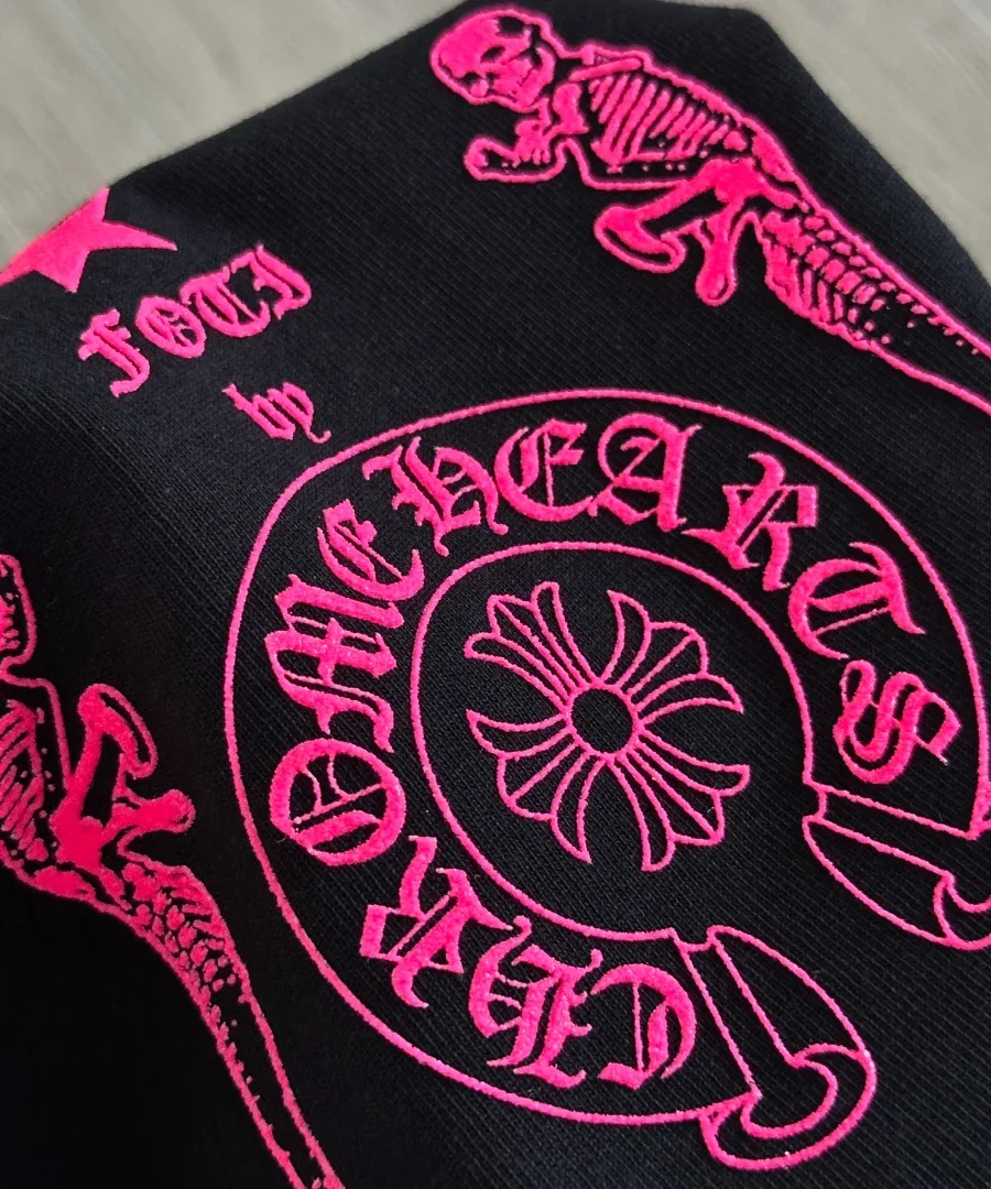 Деталь принта с логотипом Chrome Hearts на черной футболке Chrome Hearts