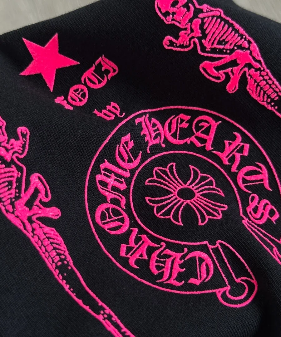 Розовый принт с логотипом бренда на черной футболке Chrome Hearts