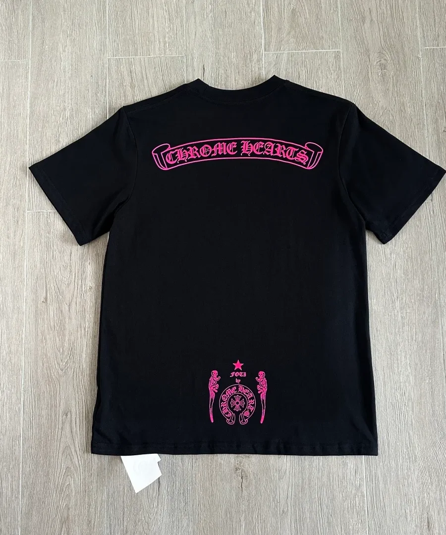 Черная футболка Chrome Hearts с розовым принтом Foti сзади