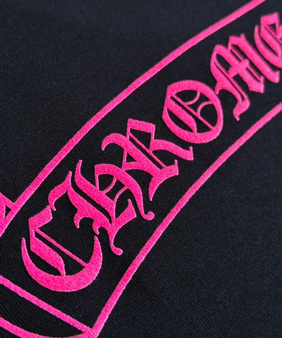 Текстовый принт Chrome Hearts на рукаве черной футболки