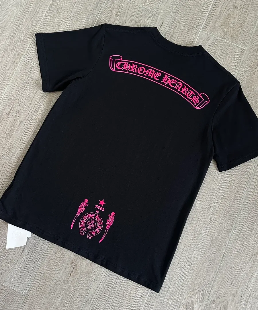 Черная футболка Chrome Hearts с розовым принтом Foti сзади под углом
