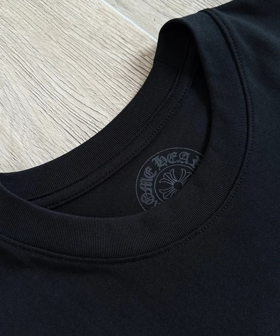 Круглый вырез горловины черной футболки Chrome Hearts