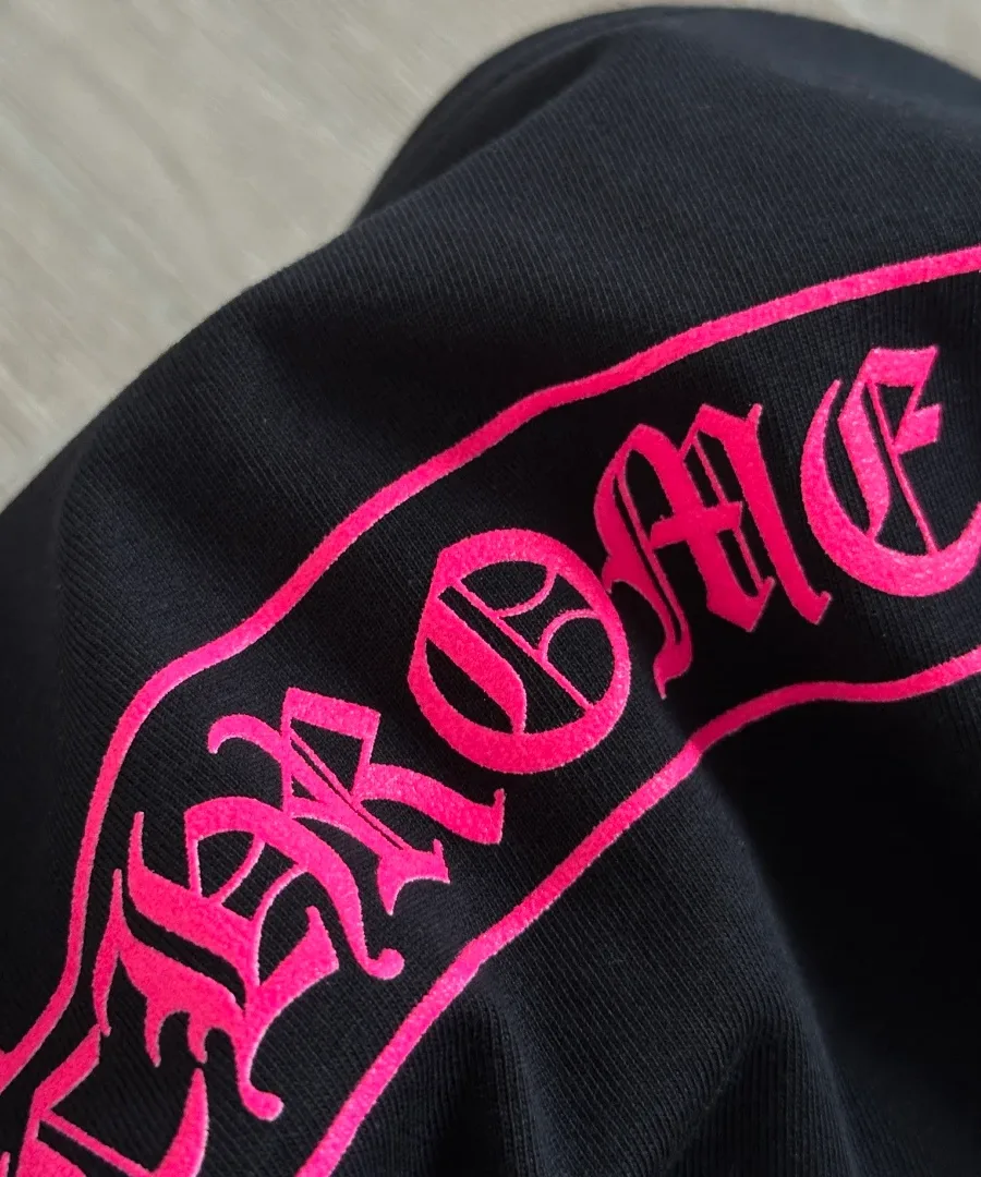 Деталь розового принта с логотипом Chrome Hearts