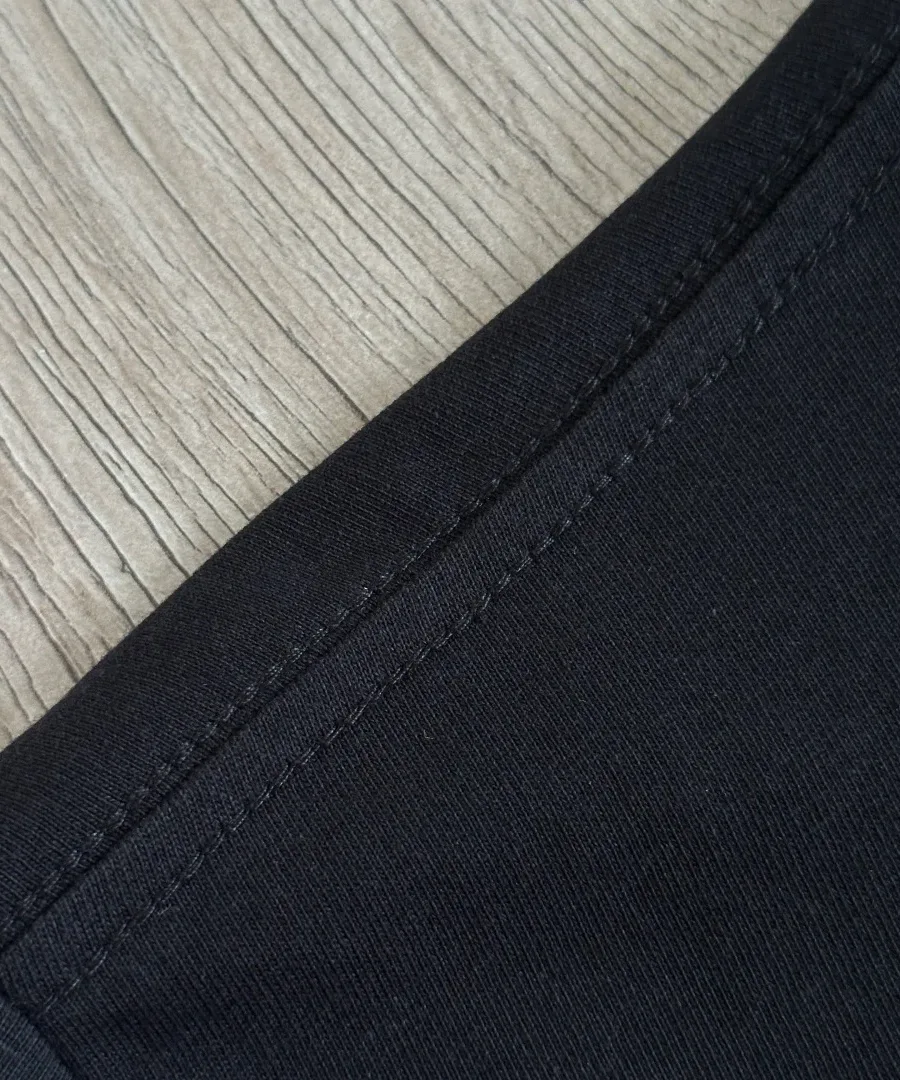 Нижний шов черной футболки Chrome Hearts
