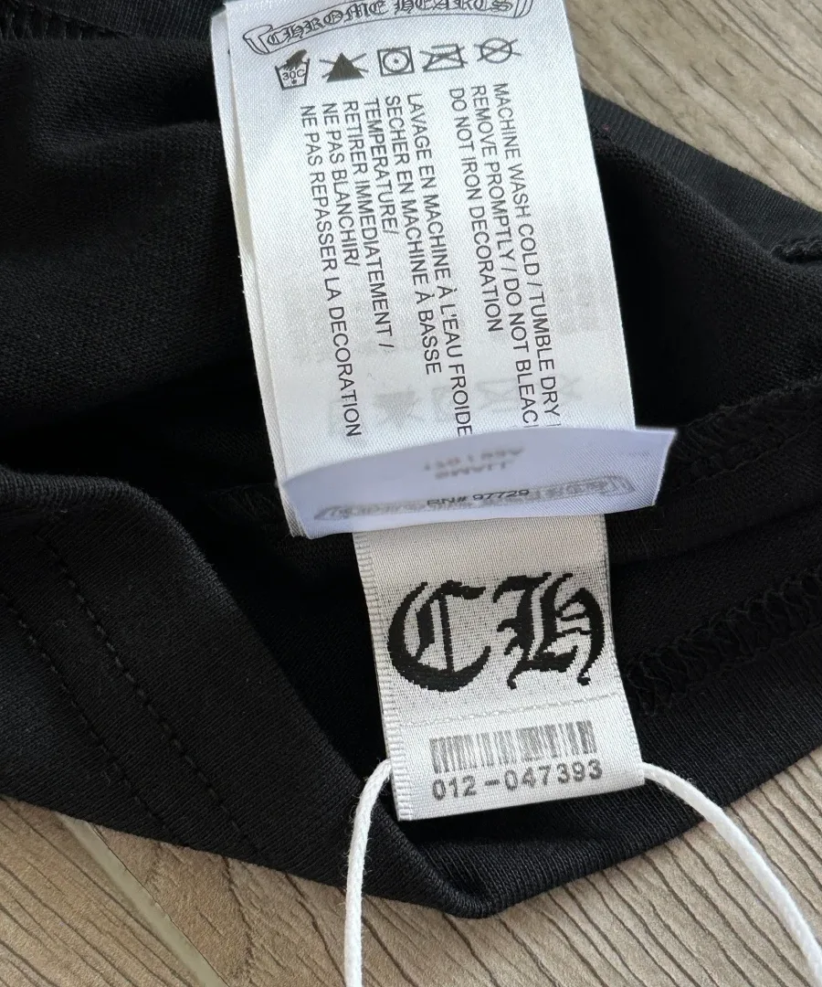Внутренний ярлык черной футболки Chrome Hearts