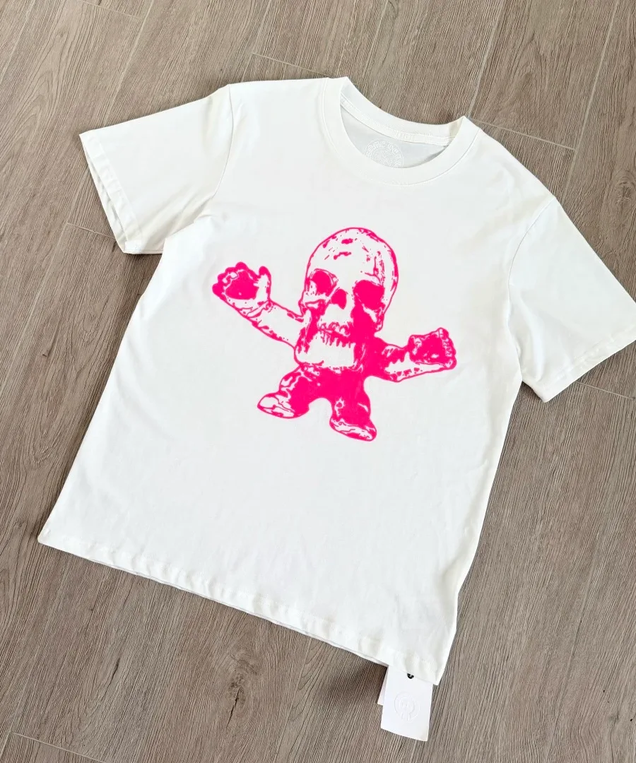 Белая футболка Chrome Hearts с розовым принтом Foti под углом