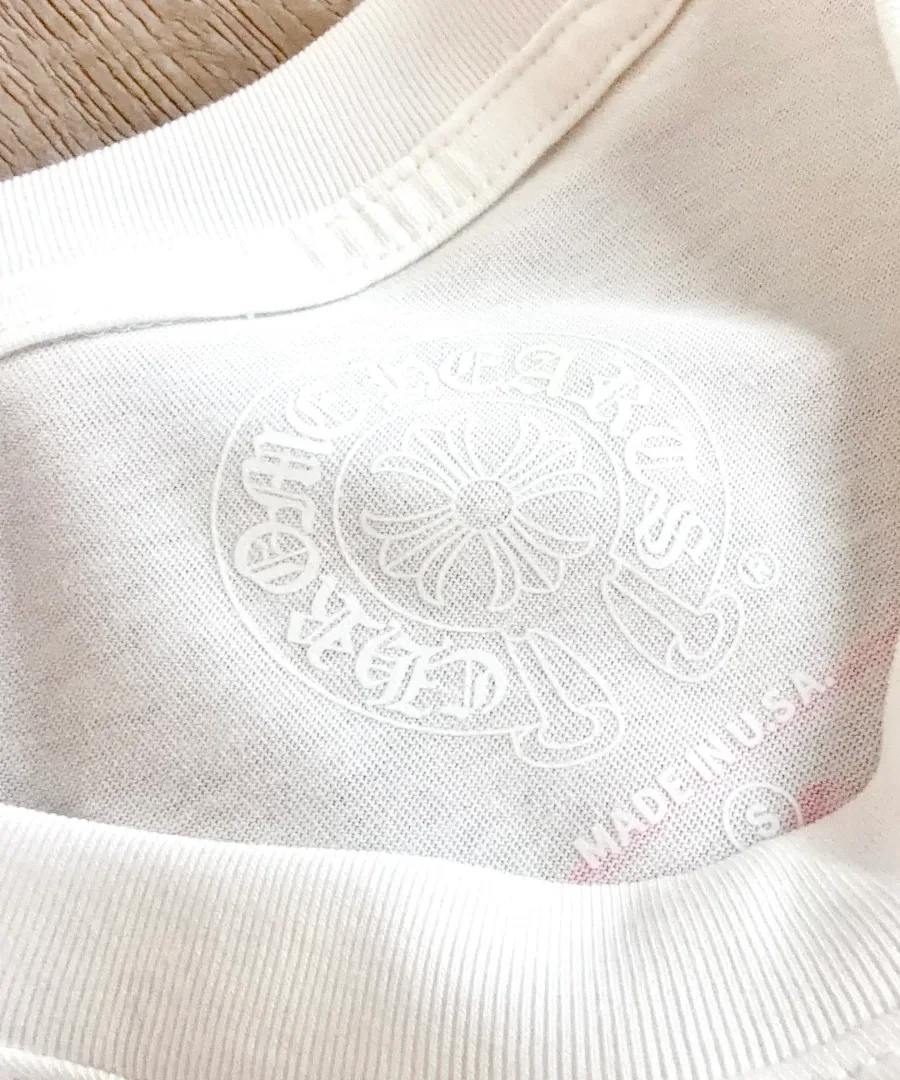 Внутренний брендинг на горловине белой футболки Chrome Hearts