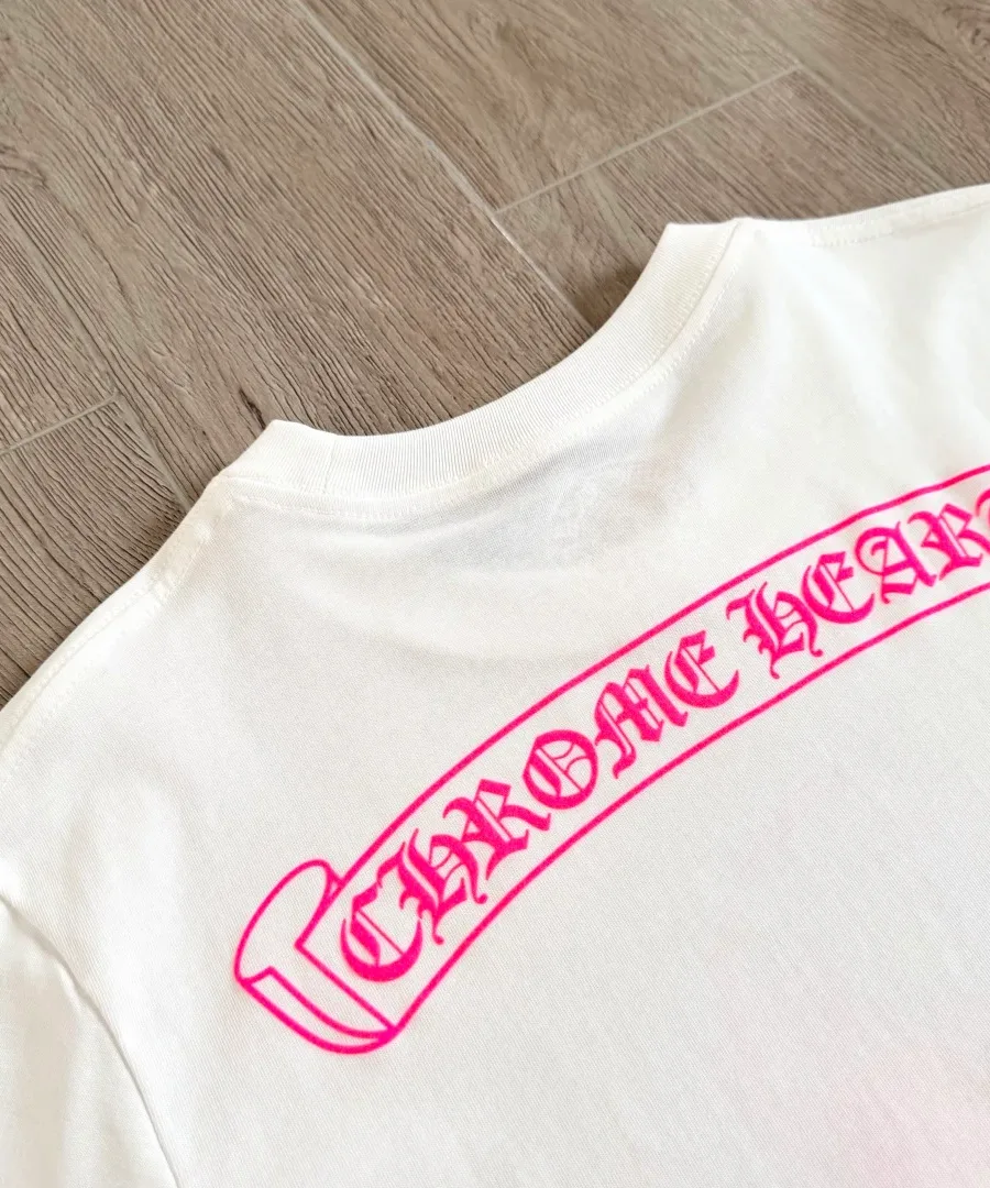 Деталь воротника сзади белой футболки Chrome Hearts