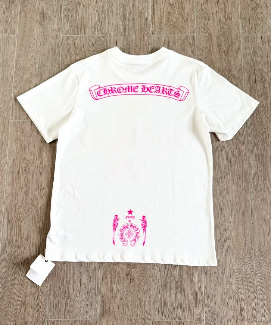 Белая футболка Chrome Hearts с розовым принтом Foti сзади