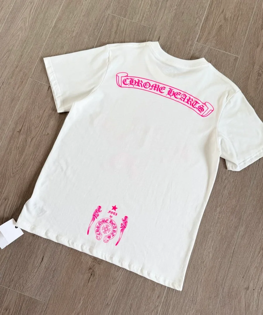 Белая футболка Chrome Hearts с розовым принтом Foti сзади под углом