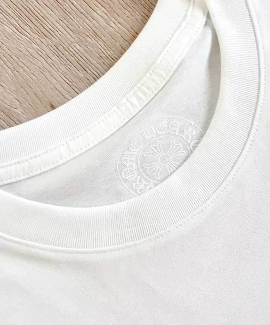 Круглый вырез горловины белой футболки Chrome Hearts