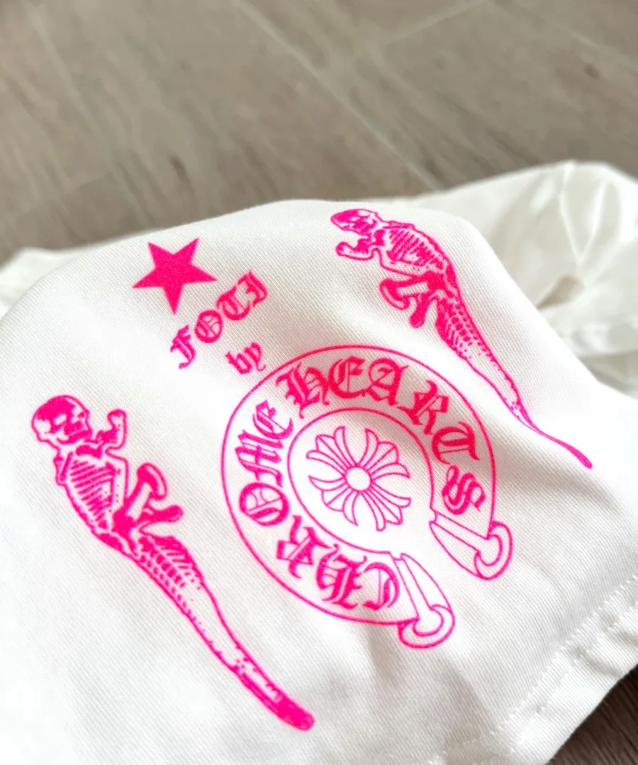 Розовый логотип Chrome Hearts на белой футболке Chrome Hearts