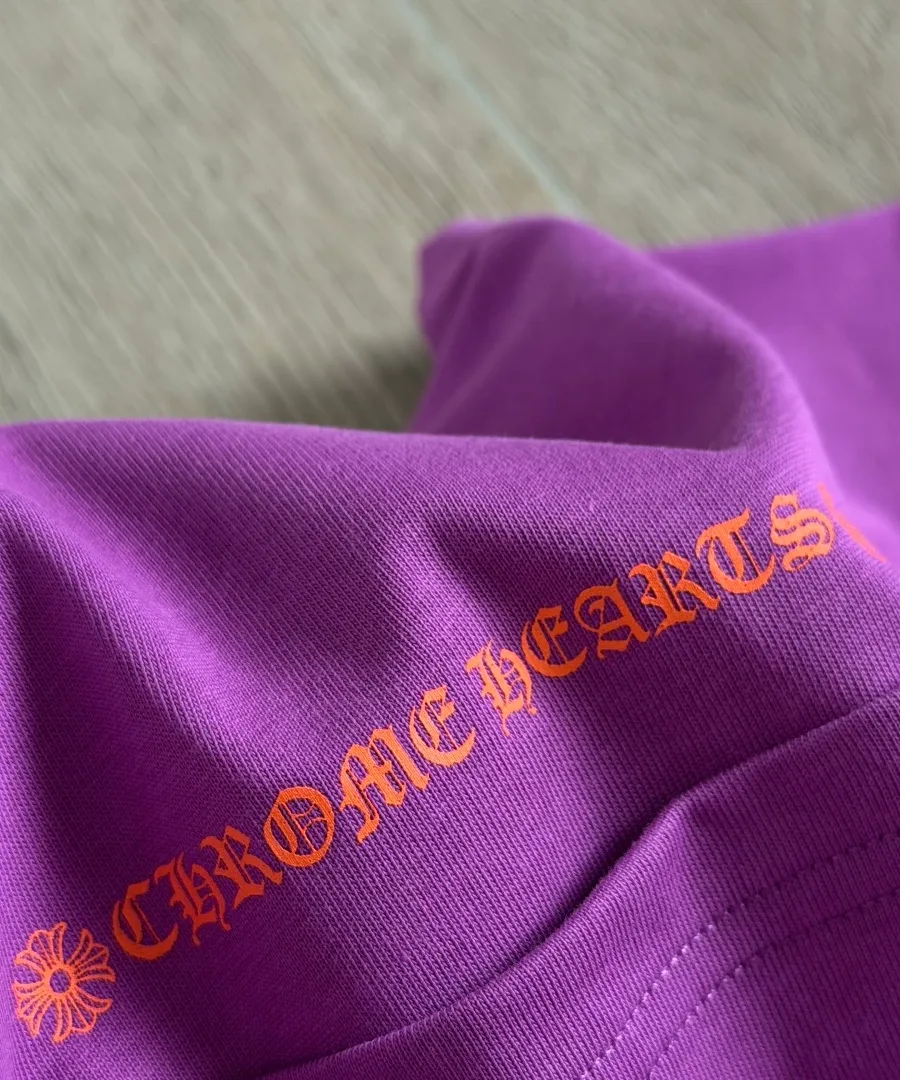 Оранжевый принт Chrome Hearts на горловине сзади