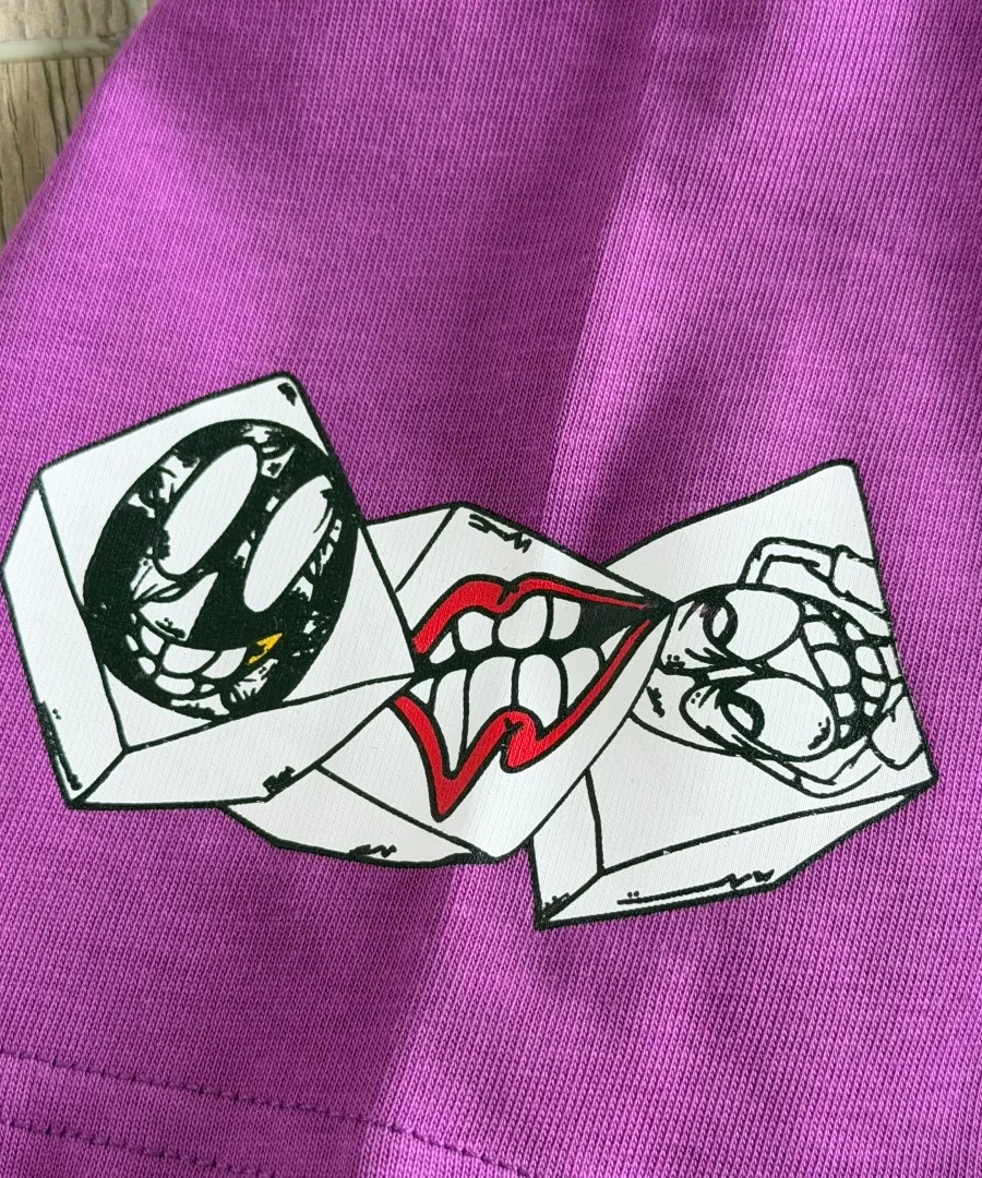 Деталь принта на рукаве футболки Chrome Hearts x Matty Boy