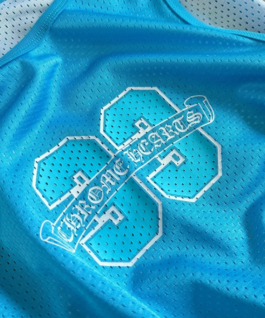Принт с цифрой 99 и надписью Chrome Hearts на груди