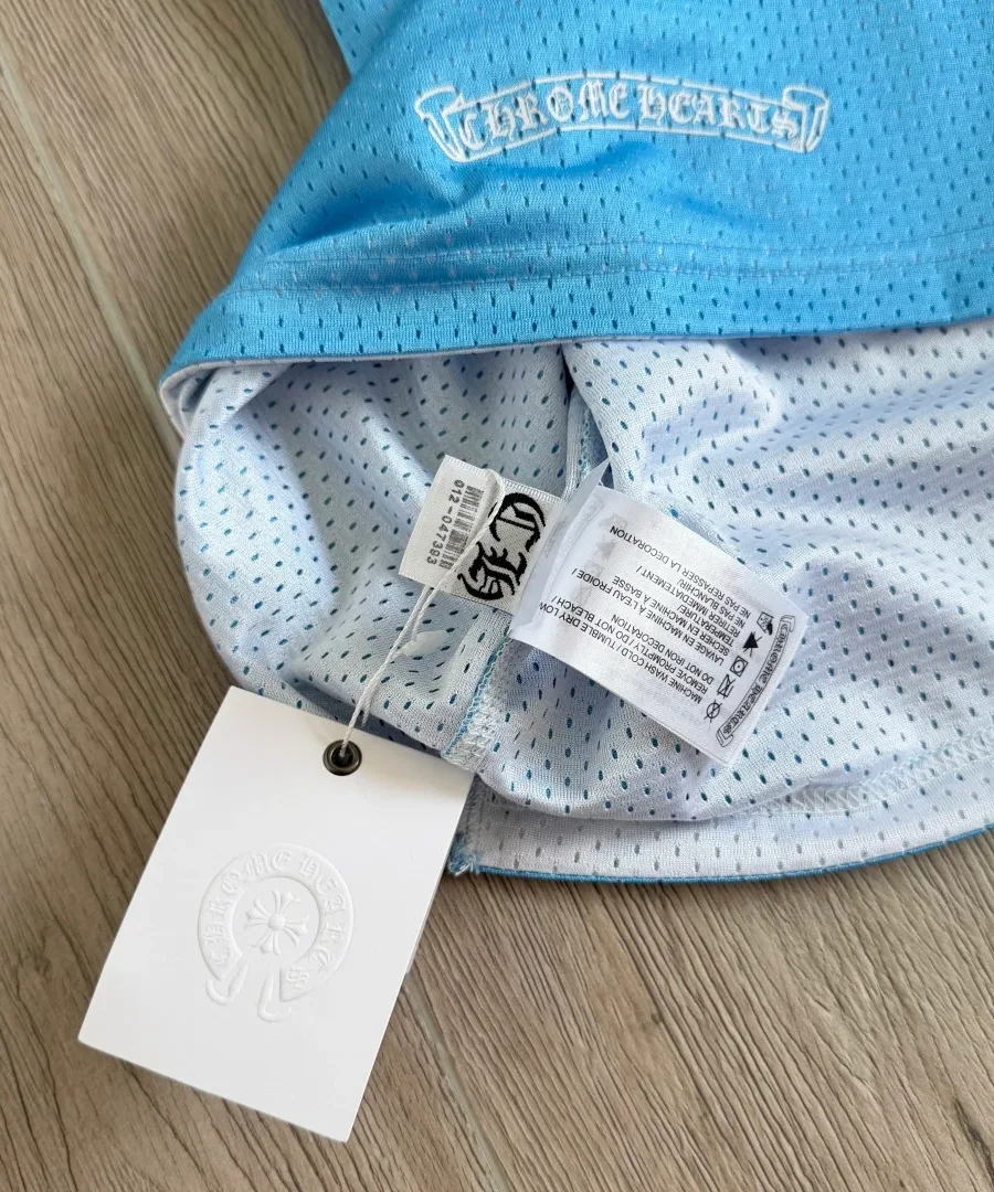 Внутренние бирки и ярлыки двусторонней майки Chrome Hearts