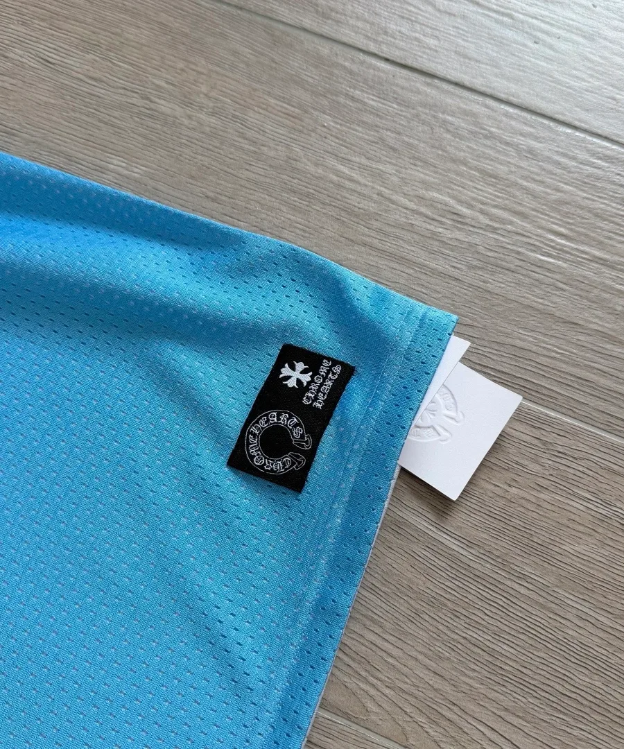 Деталь нашивки с логотипом Chrome Hearts на нижней кромке