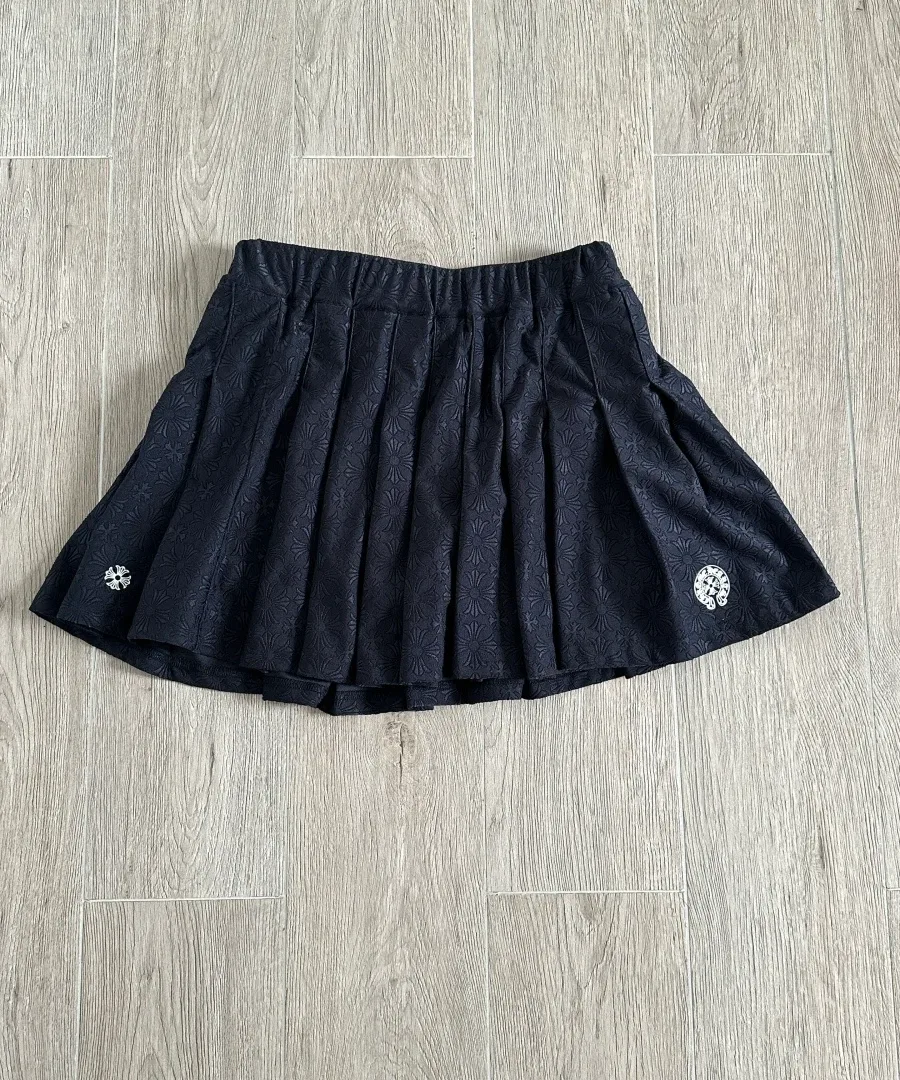 Черная плиссированная юбка Chrome Hearts, вид спереди