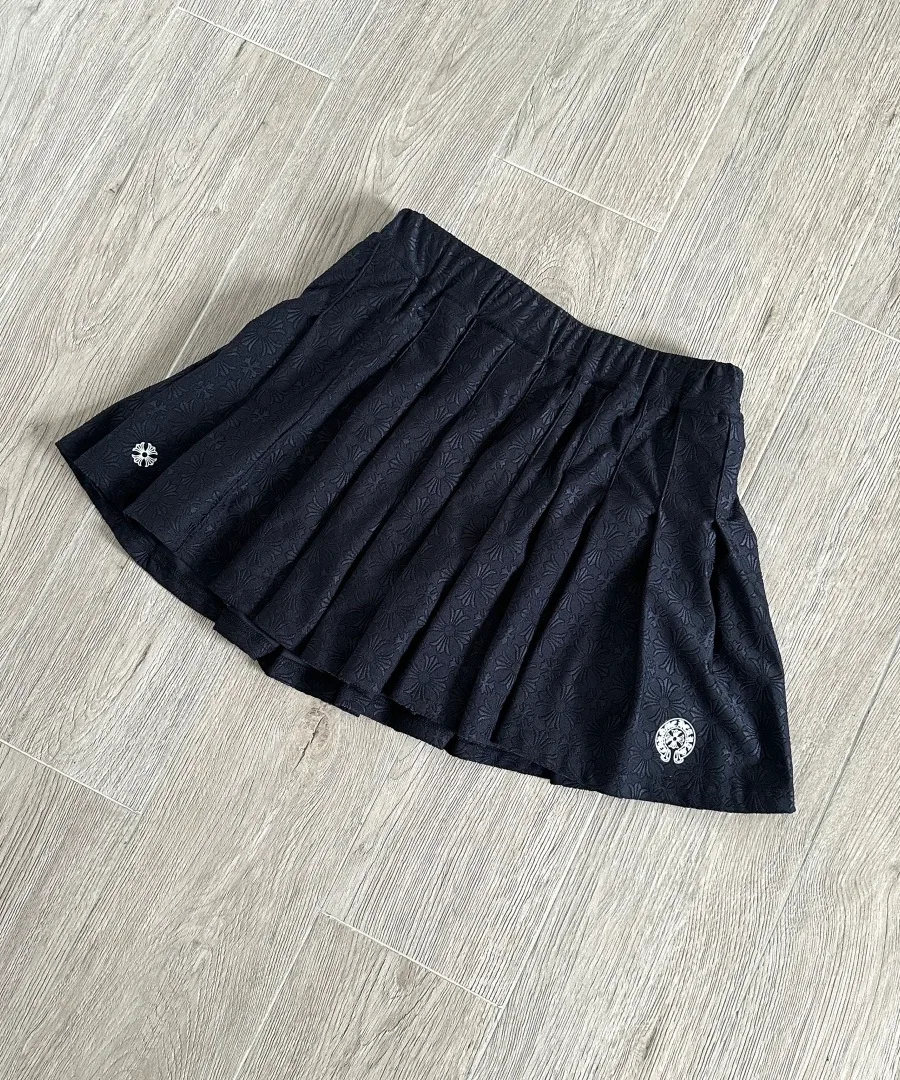Черная плиссированная юбка Chrome Hearts под углом