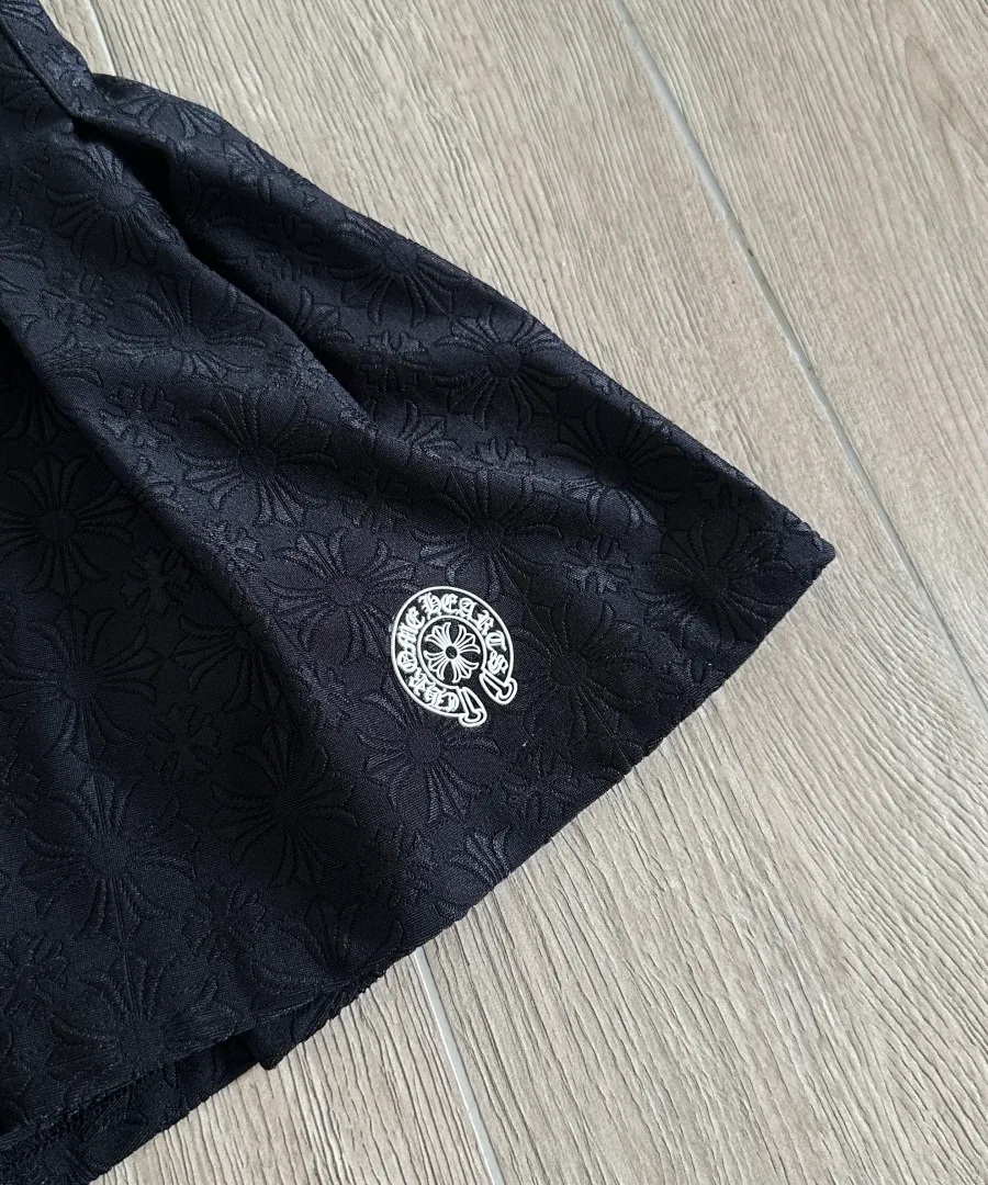 Принт с логотипом Chrome Hearts на подоле юбки