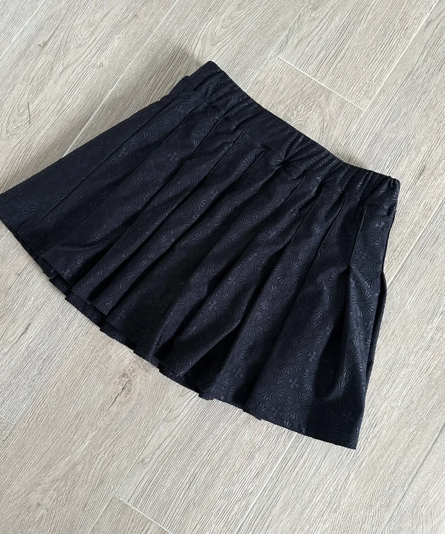 Черная плиссированная юбка Chrome Hearts, вид сзади