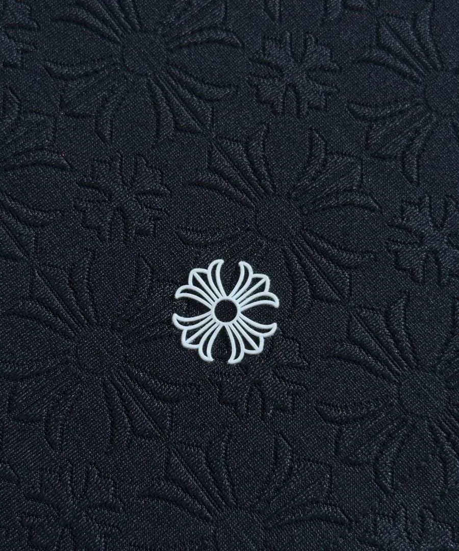 Силиконовый принт в виде креста на юбке Chrome Hearts