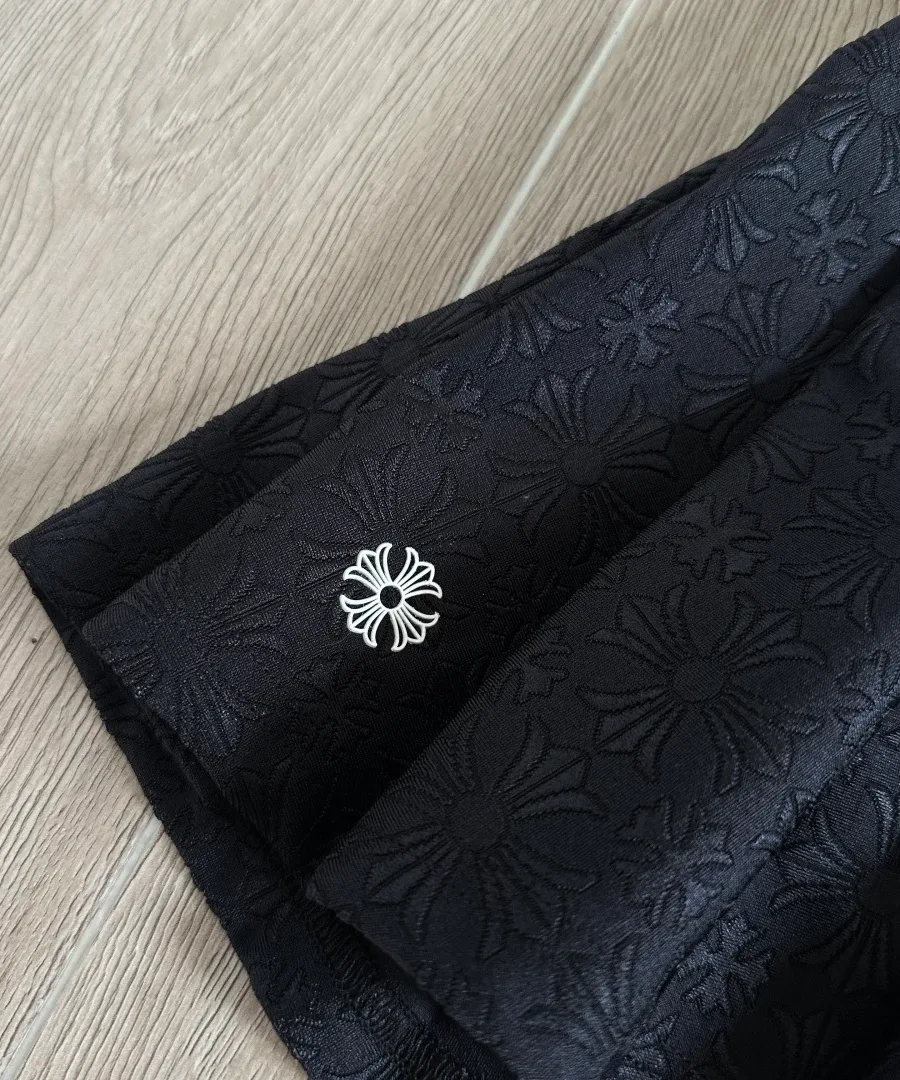 Деталь подола с принтом креста на юбке Chrome Hearts