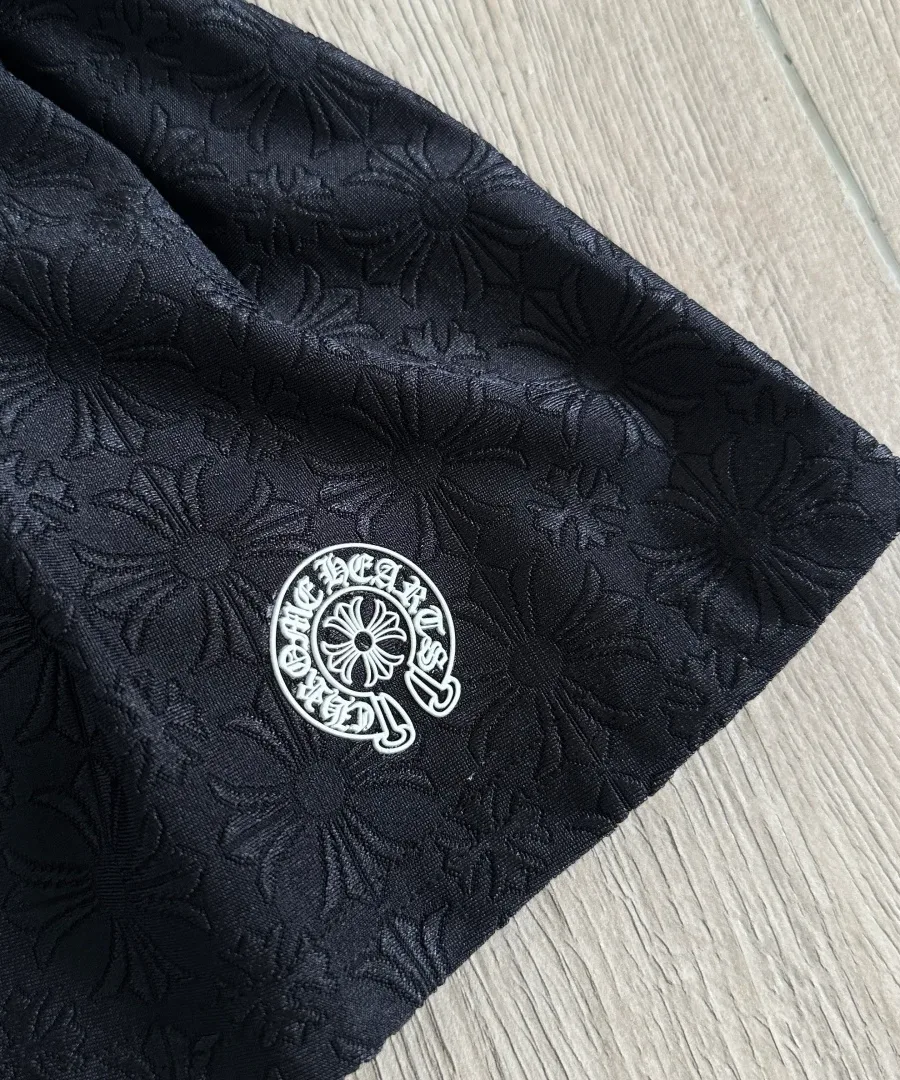 Деталь подола с принтом подковы и креста на юбке Chrome Hearts