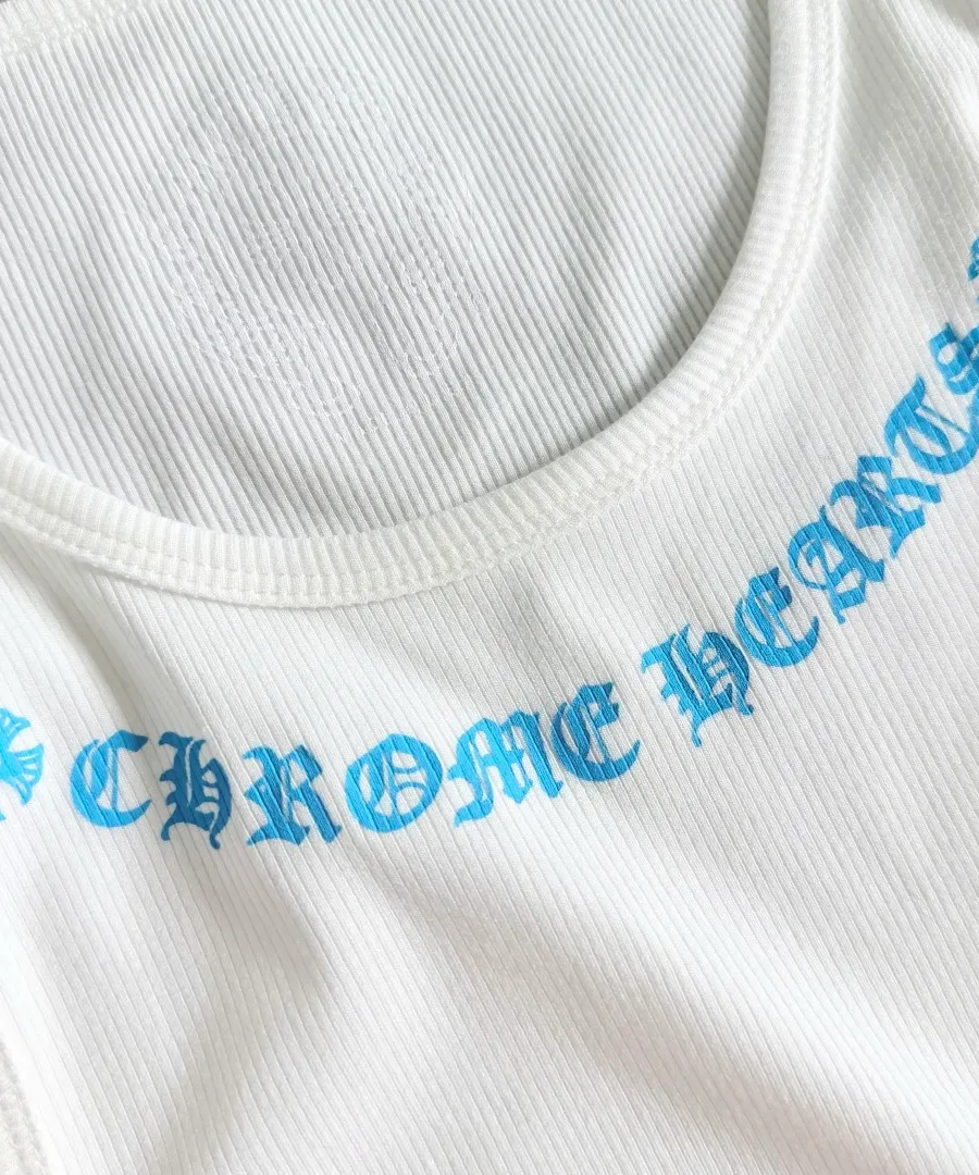 Крупный план голубого принта Chrome Hearts на воротнике
