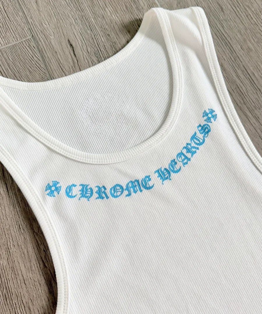 Деталь воротника белого платья-майки Chrome Hearts с голубым принтом