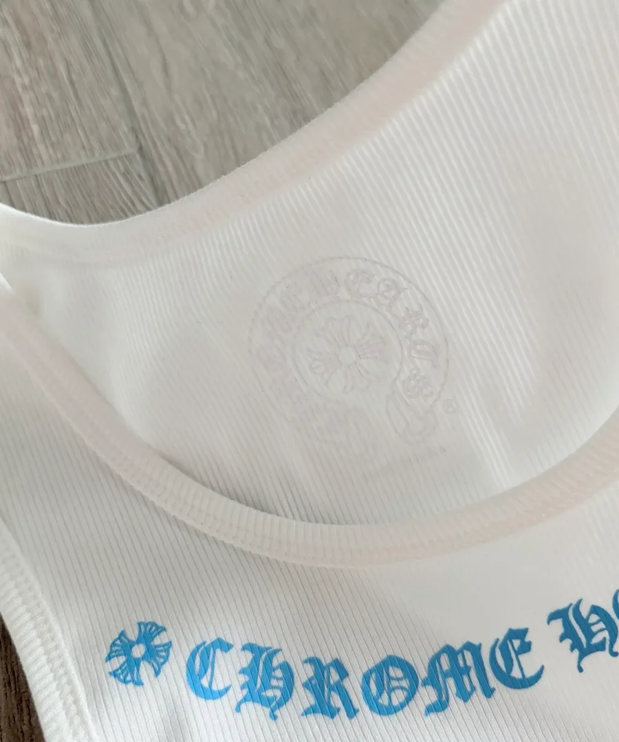 Крупный план внутренней стороны воротника с логотипом Chrome Hearts